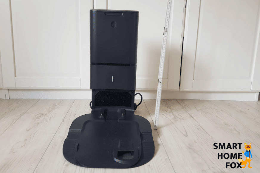 Die Absaugstation des iRobot Roomba i7+ wird mit einem Lineal ausgemessen